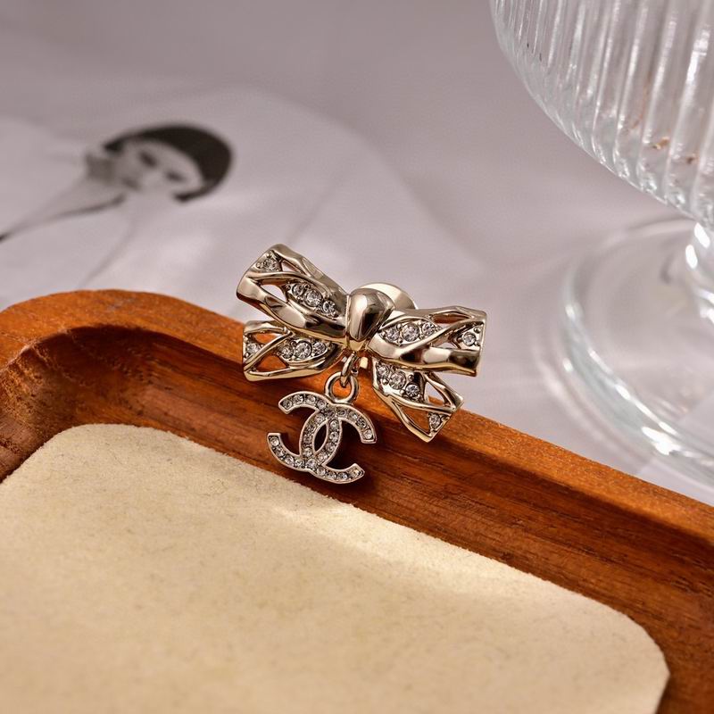 Chanel Brooch 06yxs35